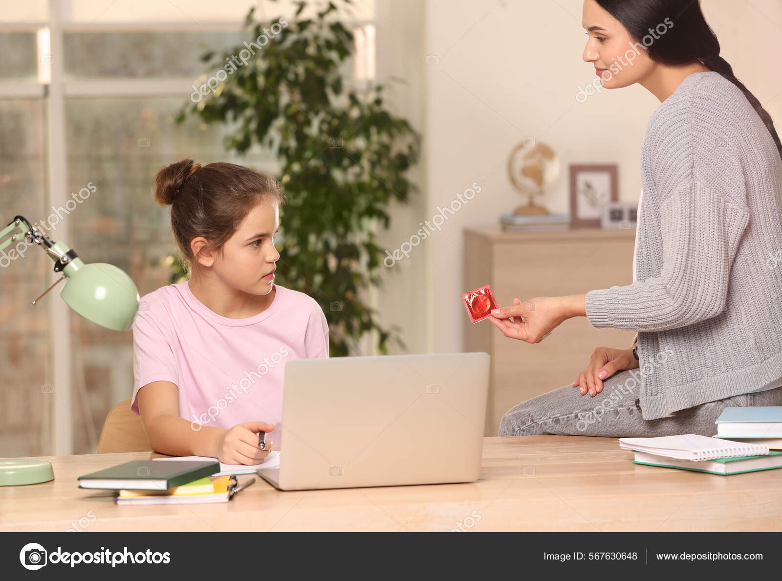 Tablet de educação ou mãe e menina em casa para lição de casa on-line ou