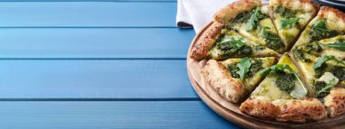 Pesto, peynir ve roka ile nefis pizza mavi ahşap masada, yazı için yer var. Pankart tasarımı