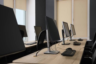 Açık uzay ofisindeki birçok modern bilgisayar