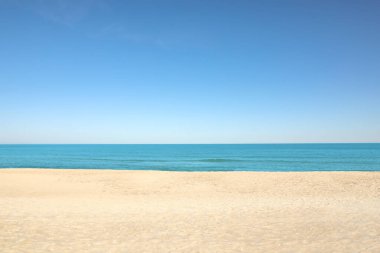 Deniz kenarındaki kumsal manzarası.