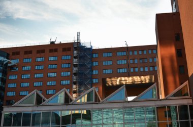 Gökyüzüne karşı modern binaların güzel manzarası