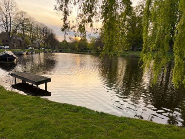 Akşamları teknelerle güzel bir kanal manzarası
