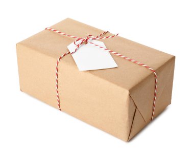 Kraft kağıdına sarılı hediye kutusu beyaz üzerine yay ve etiket ile izole