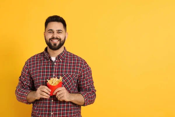 Jeune Homme Aux Frites Sur Fond Orange Espace Pour Texte — Photo