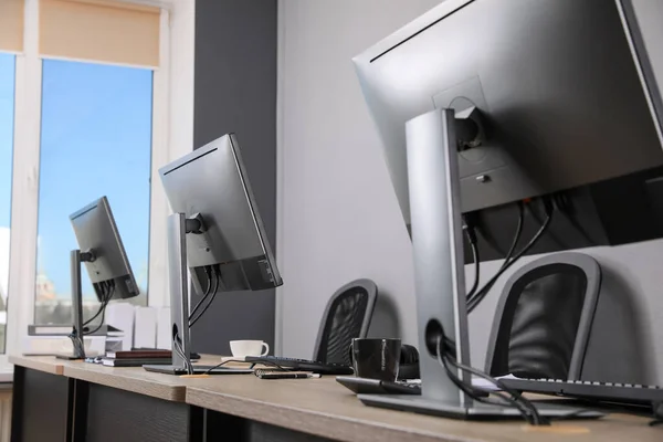 Offene Büroräume Moderne Arbeitsplätze Mit Computern Nahe Hellgrauer Wand — Stockfoto