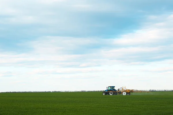 Traktor Rozprašuje Pesticidy Terénu Jaře Zemědělský Průmysl — Stock fotografie