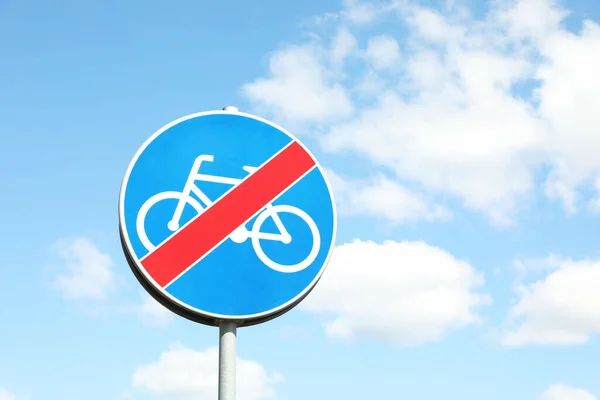 Verkehrszeichen Ende Des Radweges Gegen Blauen Himmel Platz Für Text — Stockfoto