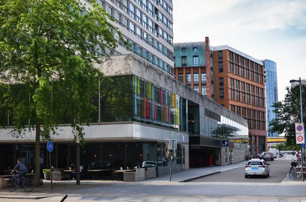 Güneşli bir günde modern binaların güzel manzarası