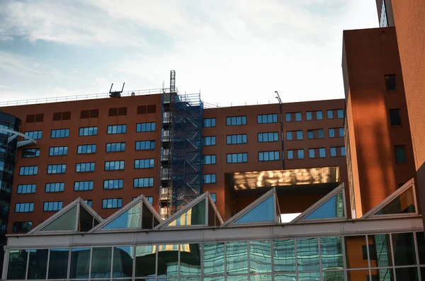 Gökyüzüne karşı modern binaların güzel manzarası