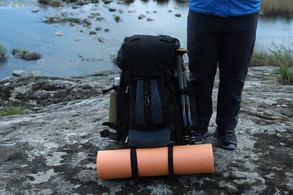 Wanderer Mit Rucksack Bereit Für Die Reise Auf Felsen Flussnähe — Stockfoto