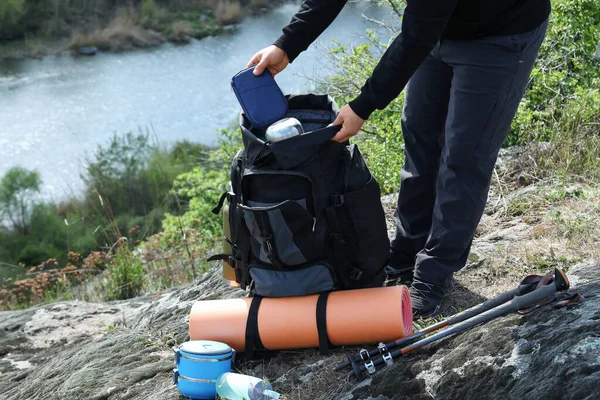 Wanderer Packt Tasche Rucksack Auf Felsigem Hügel Flussnähe Nahaufnahme — Stockfoto