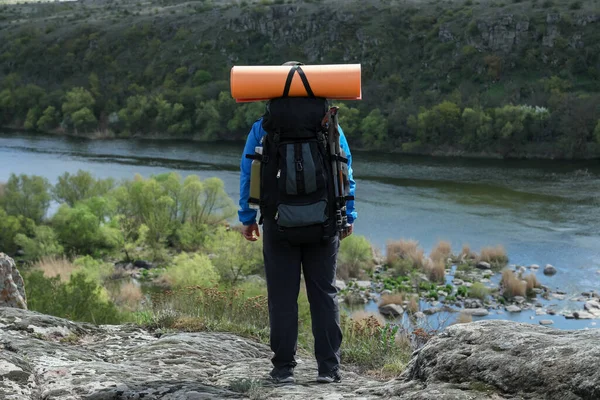 Wanderer Mit Rucksack Bereit Für Die Reise Auf Felsigem Hügel — Stockfoto