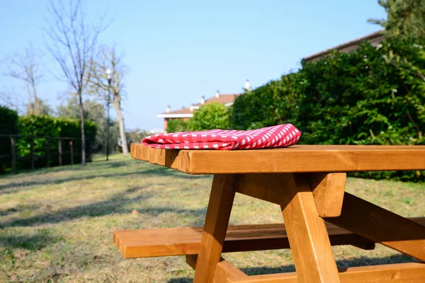 Folded Red White Checkered Tablecloth Wooden Picnic Table Backyard — ストック写真