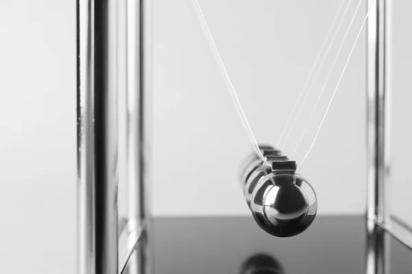 Клинок Ньютона Фоні Світла Зчіплення Фізичний Закон Енергозбереження — стокове фото