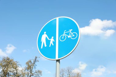 Güneşli bir günde yaya ve bisikletliler için trafik işaretleri zorunlu. Düşük açılı görüş.