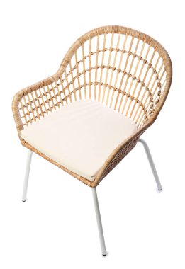 Beyaz tenli, rahat hasır koltuk.