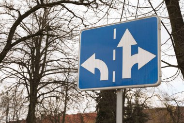 Güneşli bir günde trafik levhası açık havada.