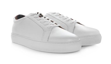 Beyaz arka planda şık bir çift spor ayakkabı.