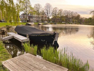 Farklı teknelerle güzel bir kanal manzarası