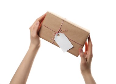 Beyaz arkaplanda etiketi olan bir paket tutan kadın, yakın plan.