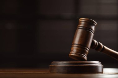 Tahta tokmak masanın üzerinde bulanık arka plan, yakın plan. Metin için boşluk