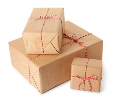 Kraft kağıdına sarılı hediye kutuları ve beyaz arkaplanda yaylar