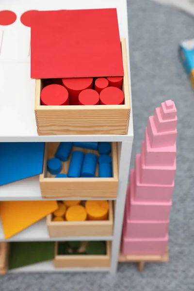 Zestaw Drewnianych Przedmiotów Geometrycznych Innych Zabawek Montessori Półkach Pomieszczeniach — Zdjęcie stockowe