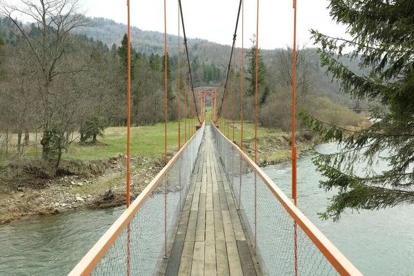 Διασχίζοντας Τον Ποταμό Στα Βουνά Θέα Από Γέφυρα — Φωτογραφία Αρχείου