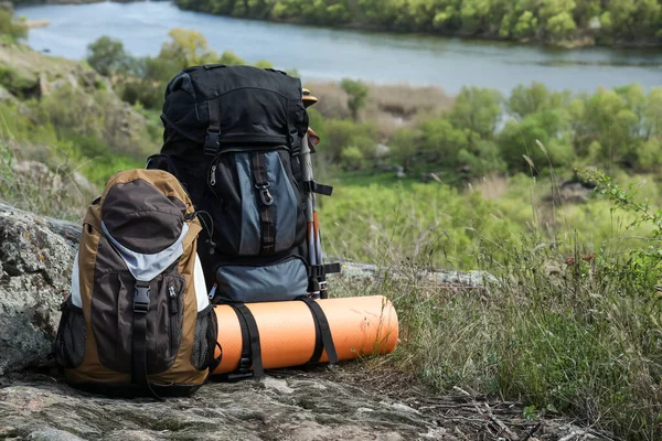 Zaini Con Bastoncini Trekking Tappetino Campeggio Collina Rocciosa Spazio Testo — Foto Stock