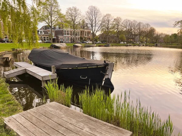 Farklı teknelerle güzel bir kanal manzarası