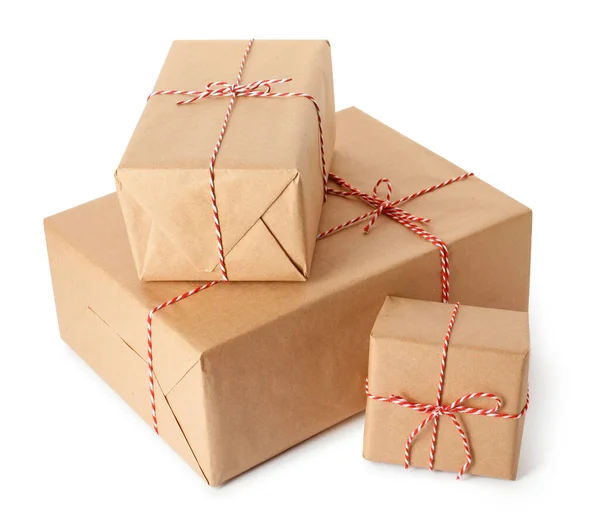 礼品盒 用牛皮纸包裹 背景为白色 有蝴蝶结 — 图库照片