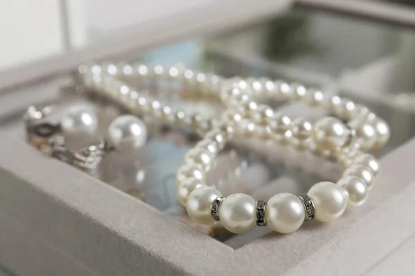 Luxurious Pearl Necklace Earrings Jewelry Box Closeup — Fotografia de Stock