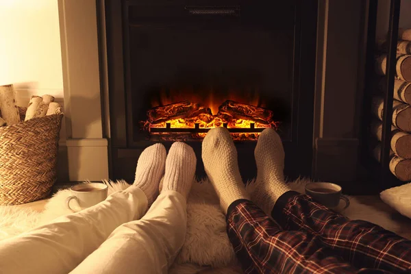 Couple Chaussettes Tricotées Près Cheminée Maison Gros Plan Des Jambes — Photo