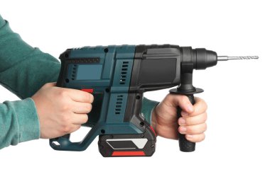 Beyaz arka planda modern elektrikli matkap tutan adam, yakın plan