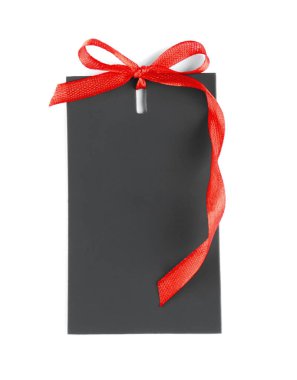 Beyaz arka planda kırmızı saten kurdeleli boş siyah hediye etiketi, üst manzara. Tasarım için boşluk