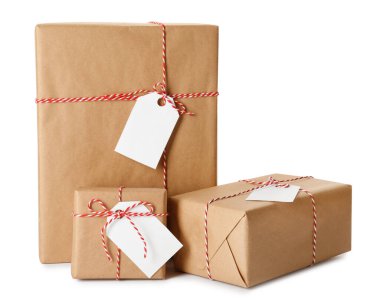 Beyaz arkaplanda etiketleri olan hediye kutuları