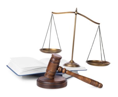 Tahta tokmak, beyaz arka planda adalet terazisi ve kitaplar.