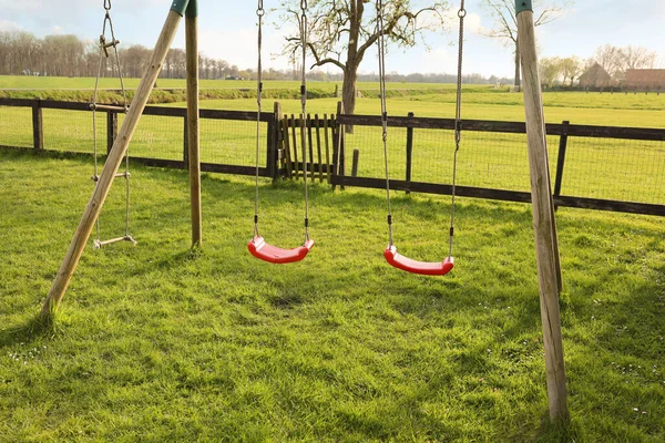 Balançoires Extérieures Sur Herbe Verte Près Une Clôture Bois Extérieur — Photo