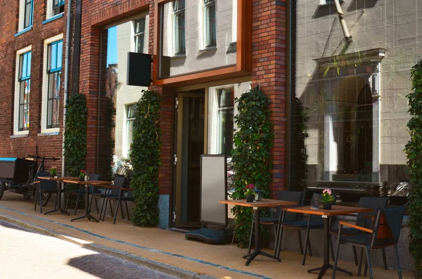 Açık teraslı modern kafe manzarası çok güzel.