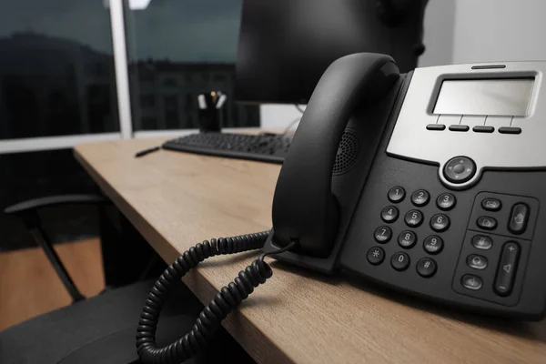 Ofisteki Ahşap Masada Sabit Telefon Yakın Plan Yardım Hattı Servisi — Stok fotoğraf