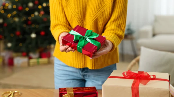 Женщина Красиво Обернутыми Рождественскими Подарками Помещении Крупным Планом — стоковое фото