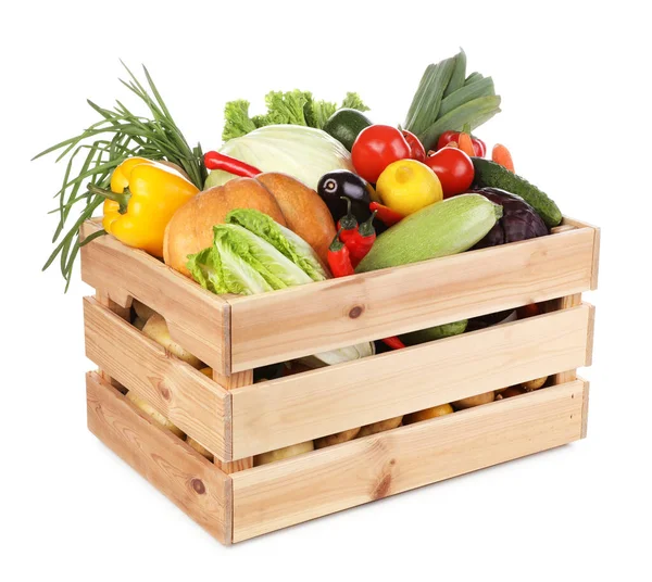Taze olgun sebzeler ve beyaz arka planda tahta sandıkta meyveler.