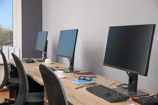 打开办公室内部 现代工作场所 计算机接近浅灰墙 — 图库照片
