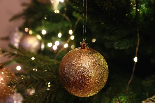 Schöne Weihnachtskugel Hängt Tannenzweig Nahaufnahme — Stockfoto