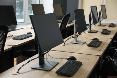 Açık uzay ofisindeki birçok modern bilgisayar
