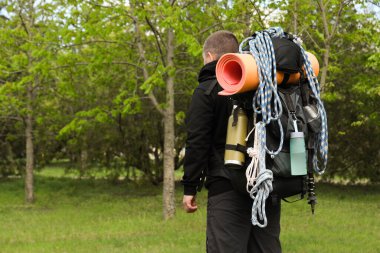 Sırt çantalı gezgin parkta yolculuğa hazır. Dağ turizmi