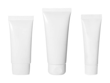 Beyaz arka planda boş kozmetik ürünler ile ayarlanmış. Tasarım için model