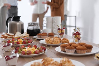 Farklı lezzetli atıştırmalıklarla dolu bir masa. Kahve molası