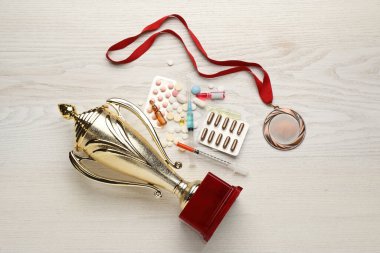 Düz kompozisyon ve beyaz ahşap masa üzerinde uyuşturucular. Doping kontrolü