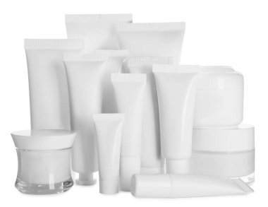 Beyaz arka planda boş tüpler ve kozmetik ürünler